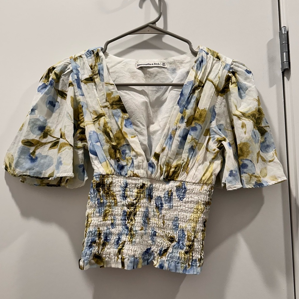 Abercrombie low V neck flower top